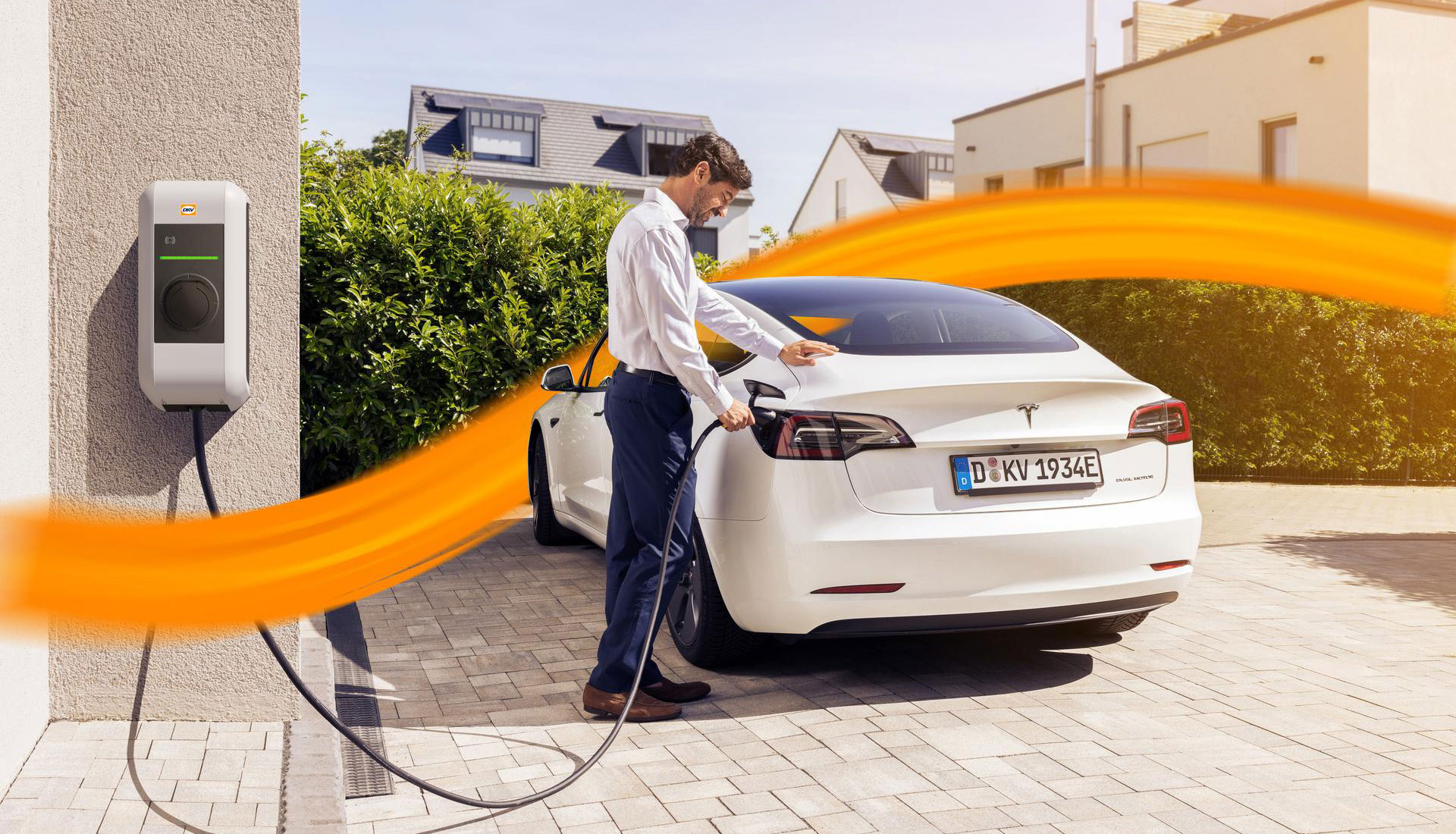 man charging his ecar outside on wallbox