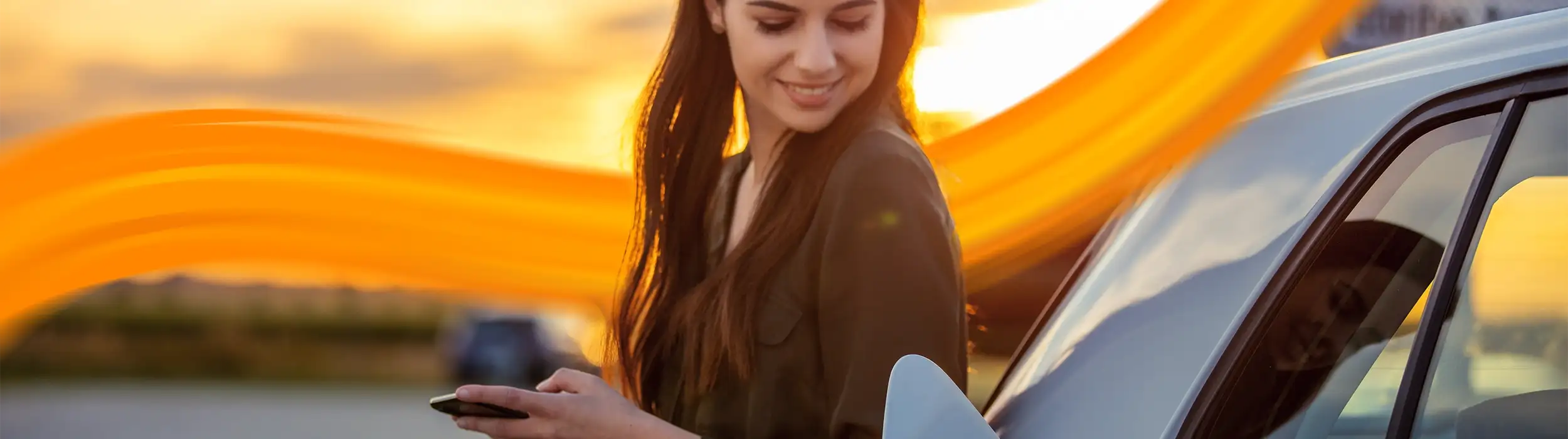 eMopbility - woman waiting fruendly next to her car