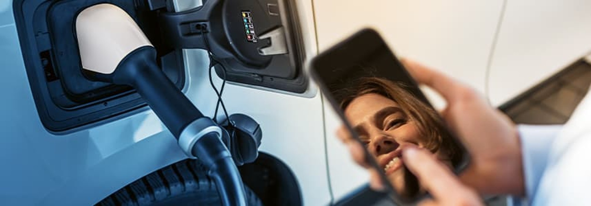 Person laedt e-Fahrzeug Person laedt e-Fahrzeug