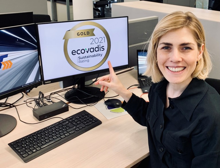 Employee points to screen with Ecovadis award on it