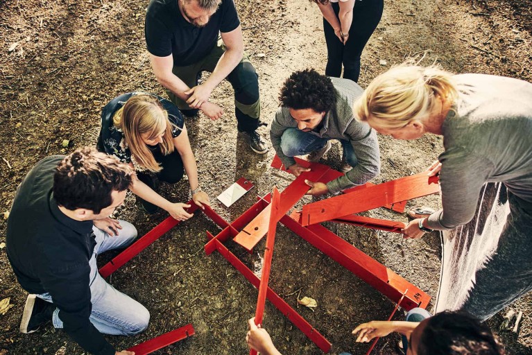 Junge Menschen beim Überwinden eines Hindernissparcours 