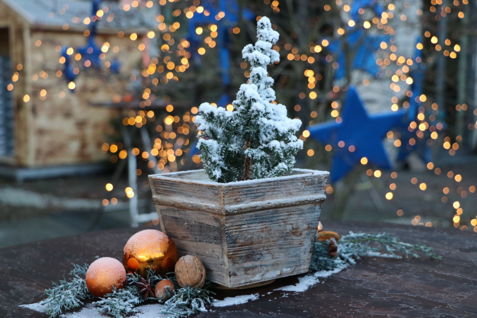 Weihnachtlich geschmückter Tisch mit Lichterketten