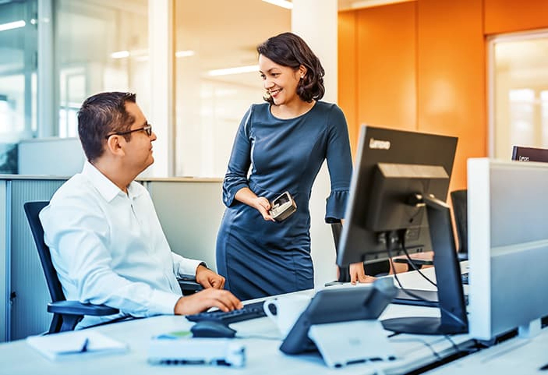 Junge Personen arbeiten zusammen