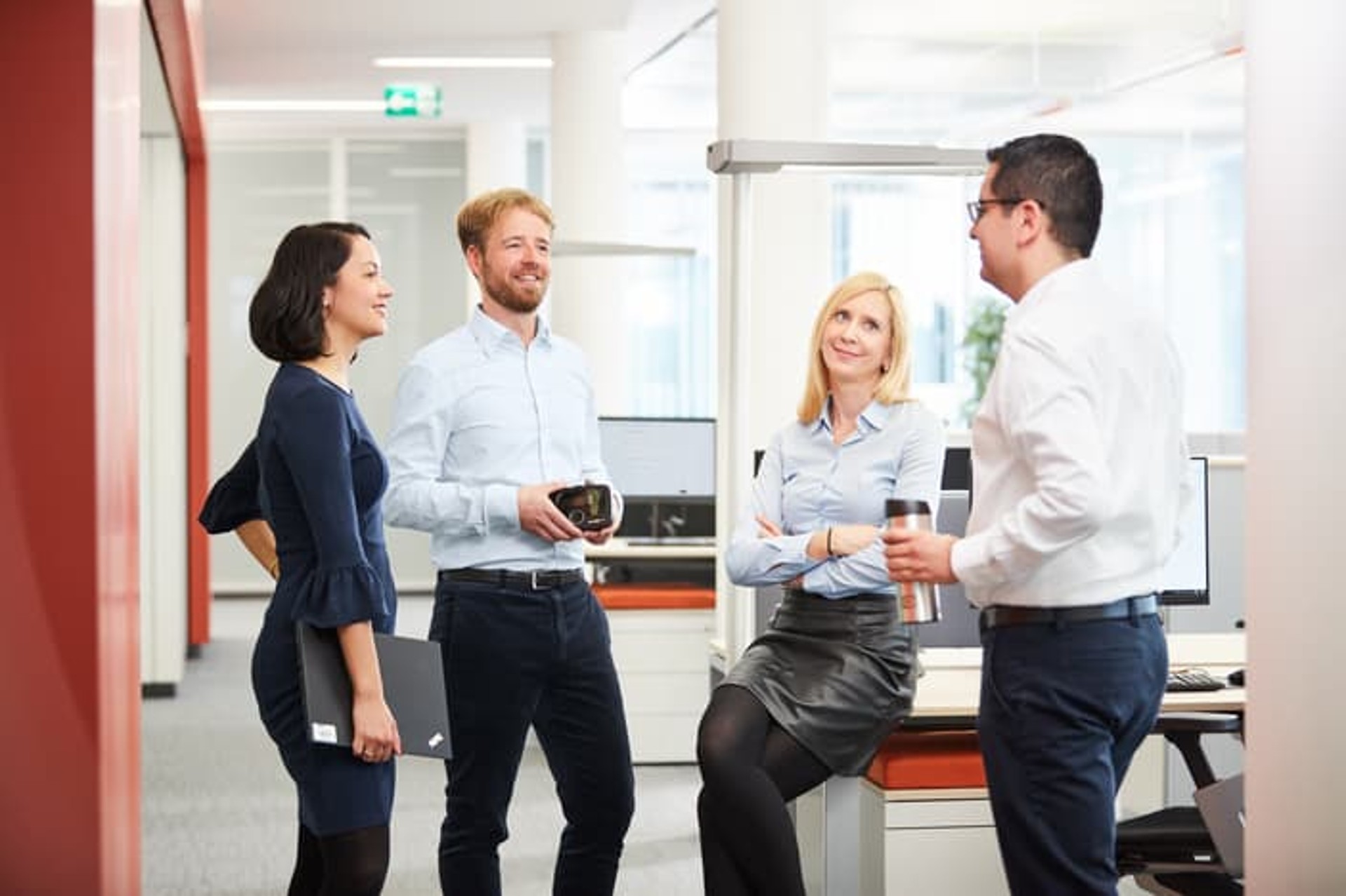 Junge Personen arbeiten zusammen Junge Personen arbeiten zusammen