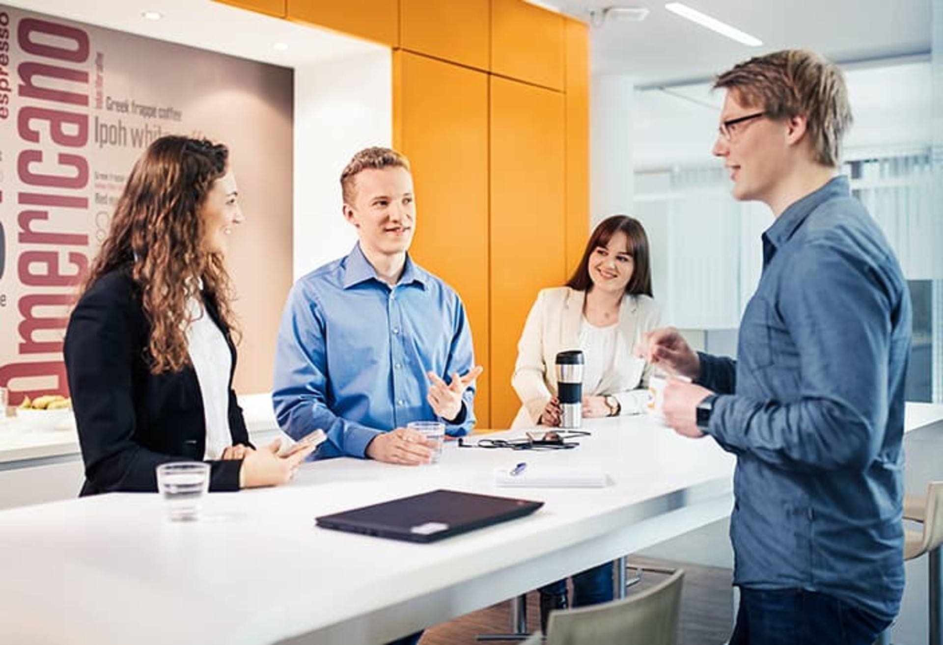 Junge Personen arbeiten zusammen