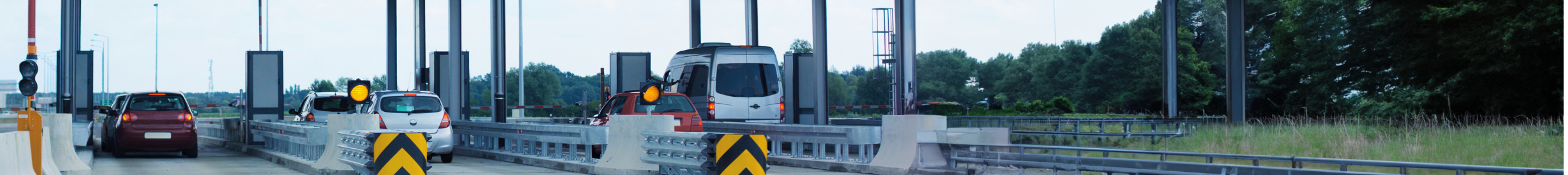 LKW fährt unter Mautkontrolle durch Flagge Frankreich