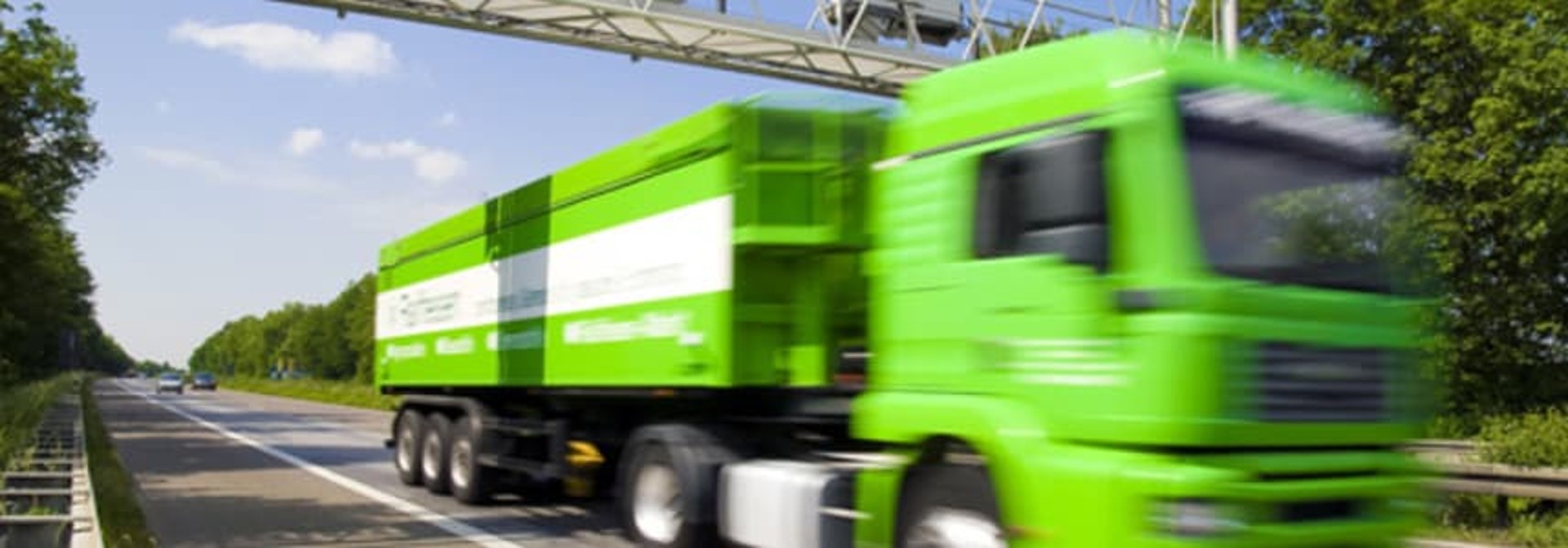 grüner LKW fährt