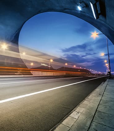 Maut Tunnel Ausfahrt bei Abenddämmerung