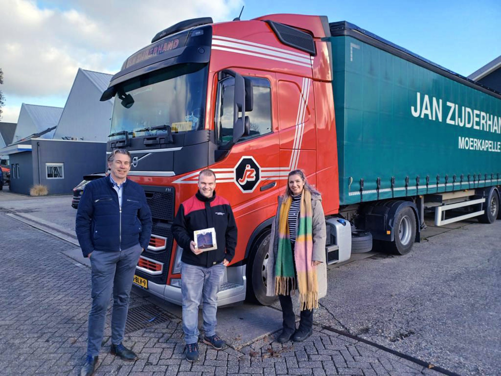 Zijderhand and DKV Mobility in front of a truck Zijderhand and DKV Mobility in front of a truck
