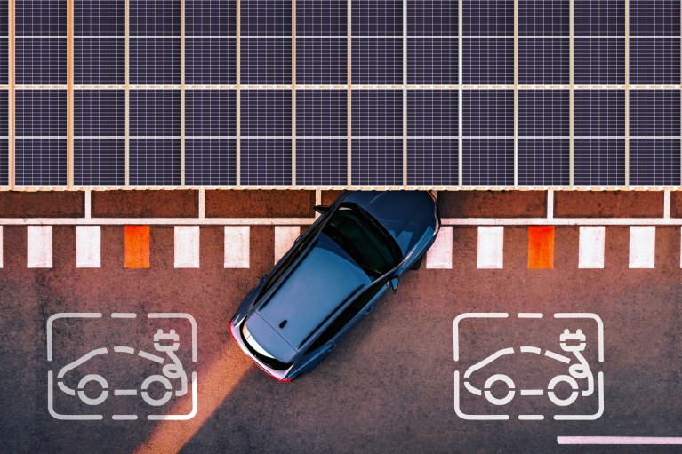 Auto fährt zur Ladestation