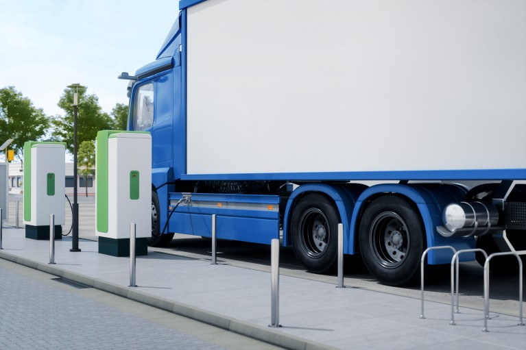 eTruck neben einer Ladesäule
