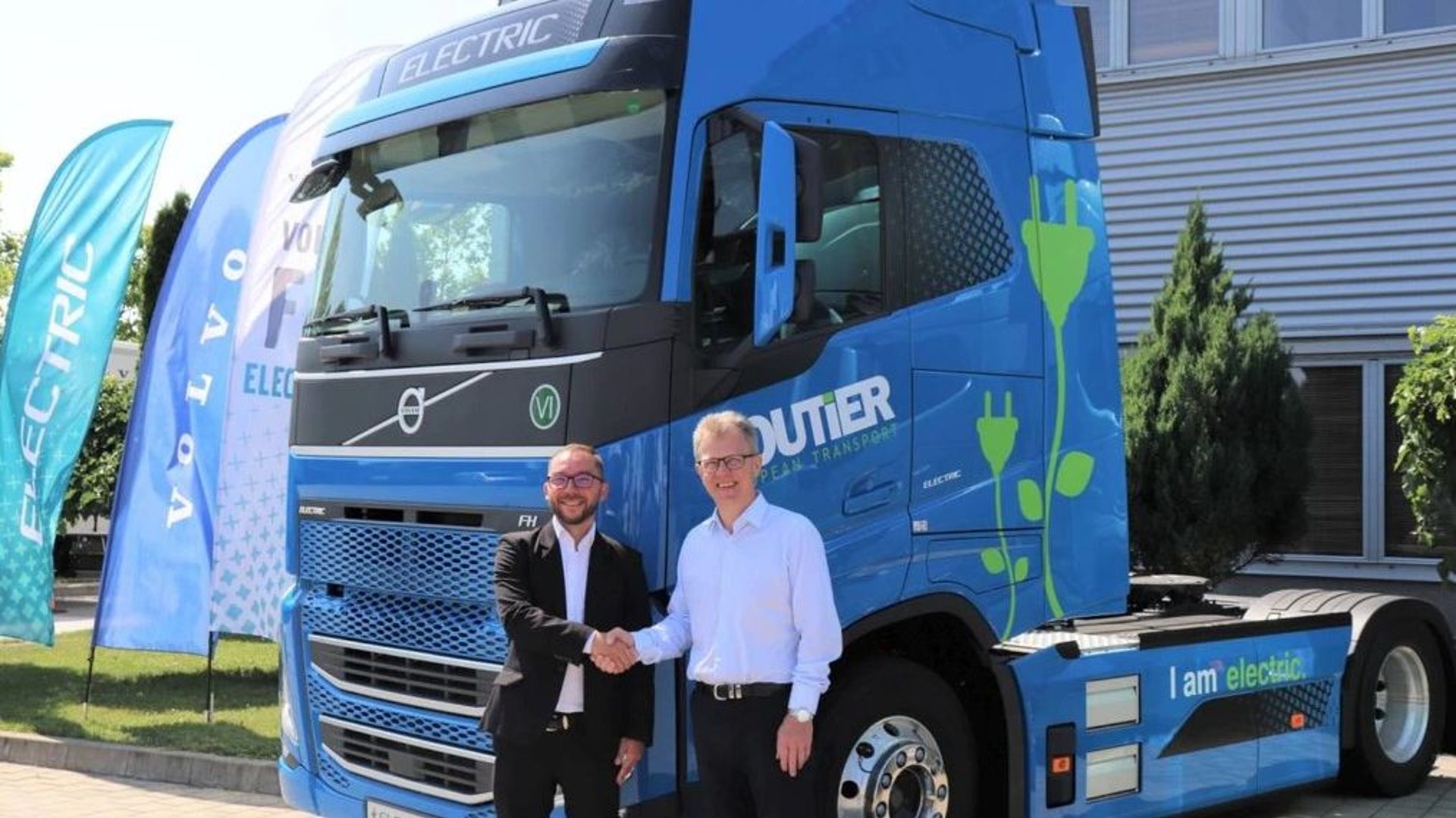 Routier European Transport in fron of an e-truck