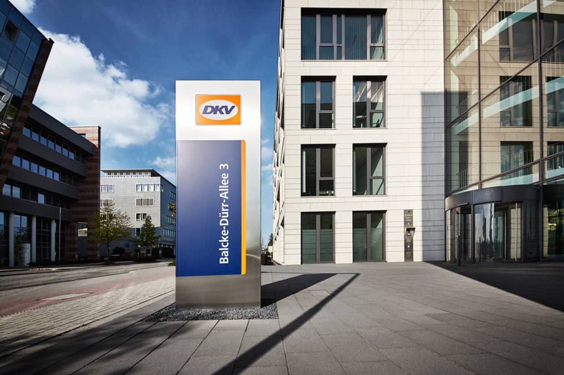 DKV Schild vor Headquarter Gebäude