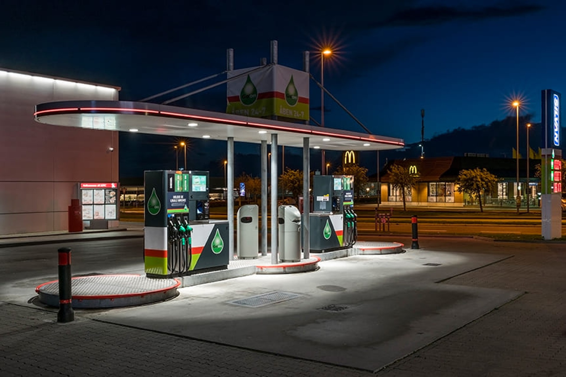 tankstelle im dunklen