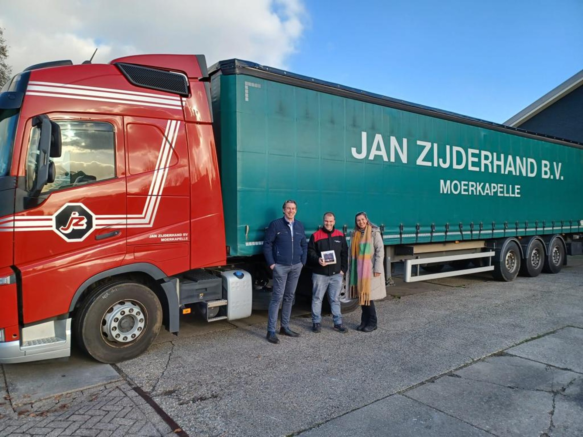 Zwei Männer an einem Verladehof.