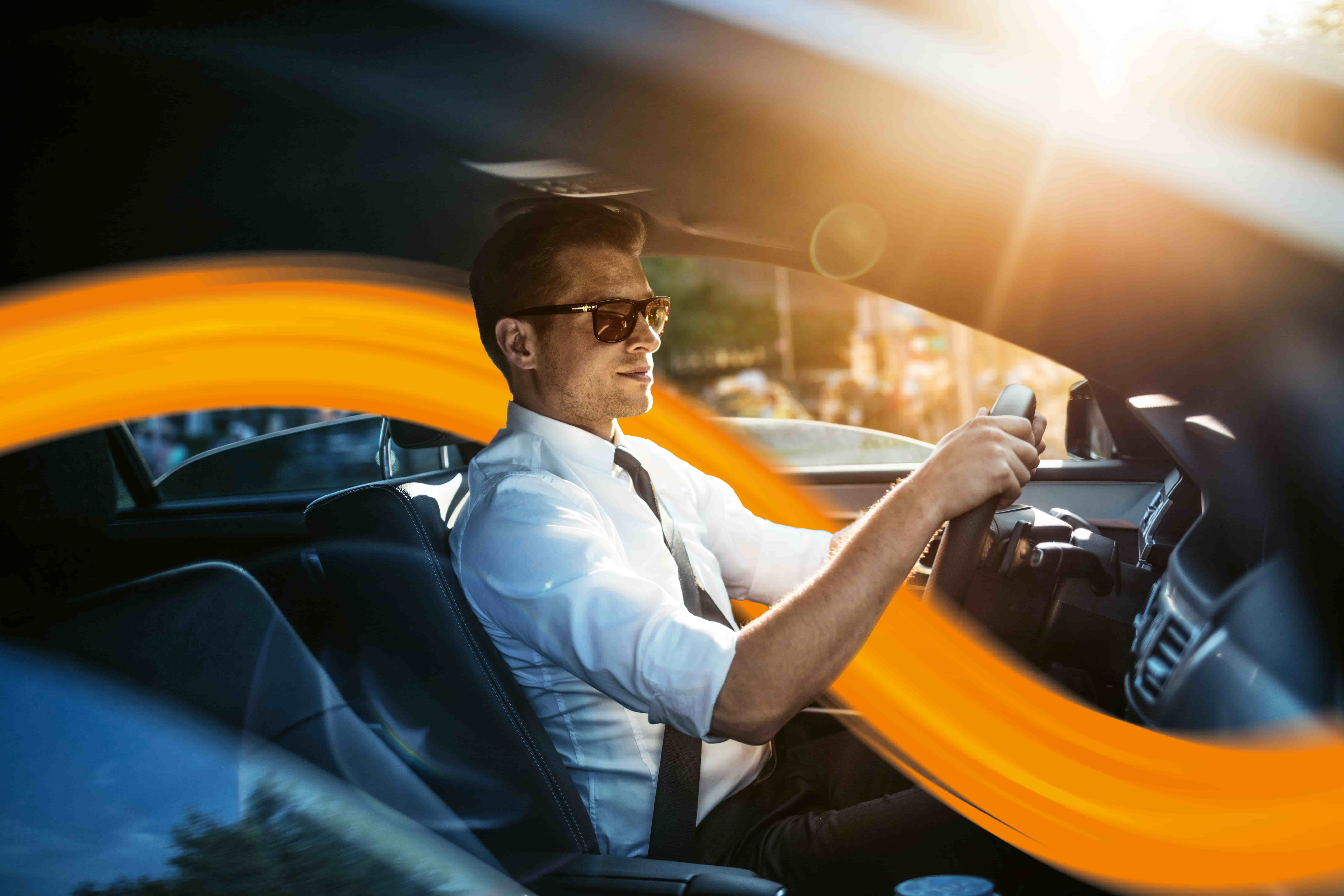 Mann im Auto Sonnenbrille