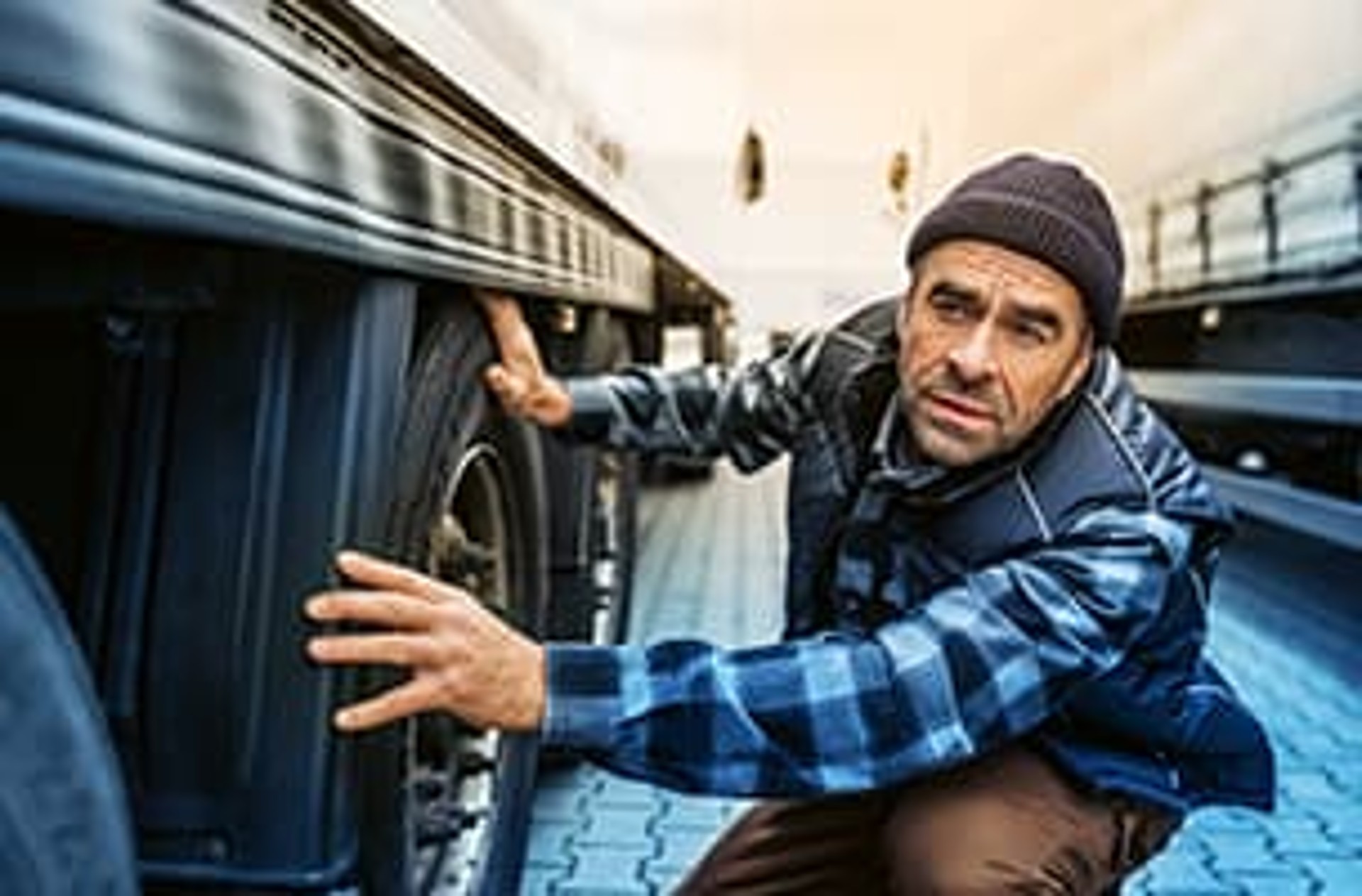 Person controls the tires on his LKW