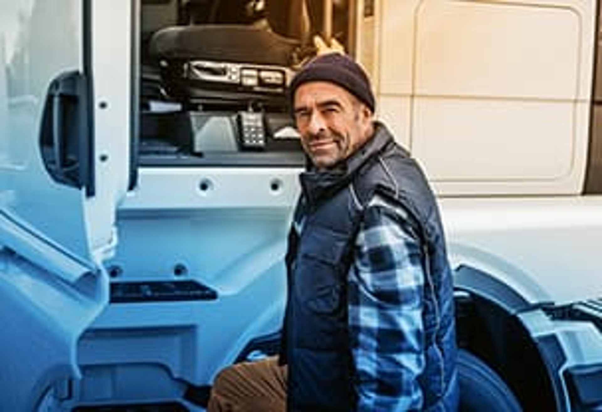 Mann steigt in sein LKW Mann steigt in sein LKW