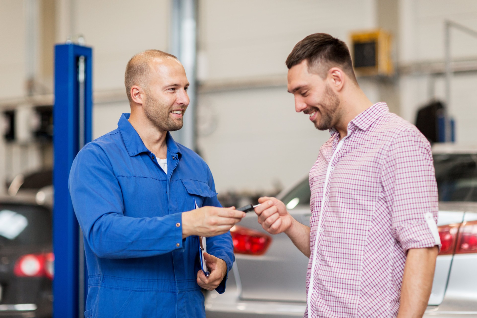 personen in werkstatt