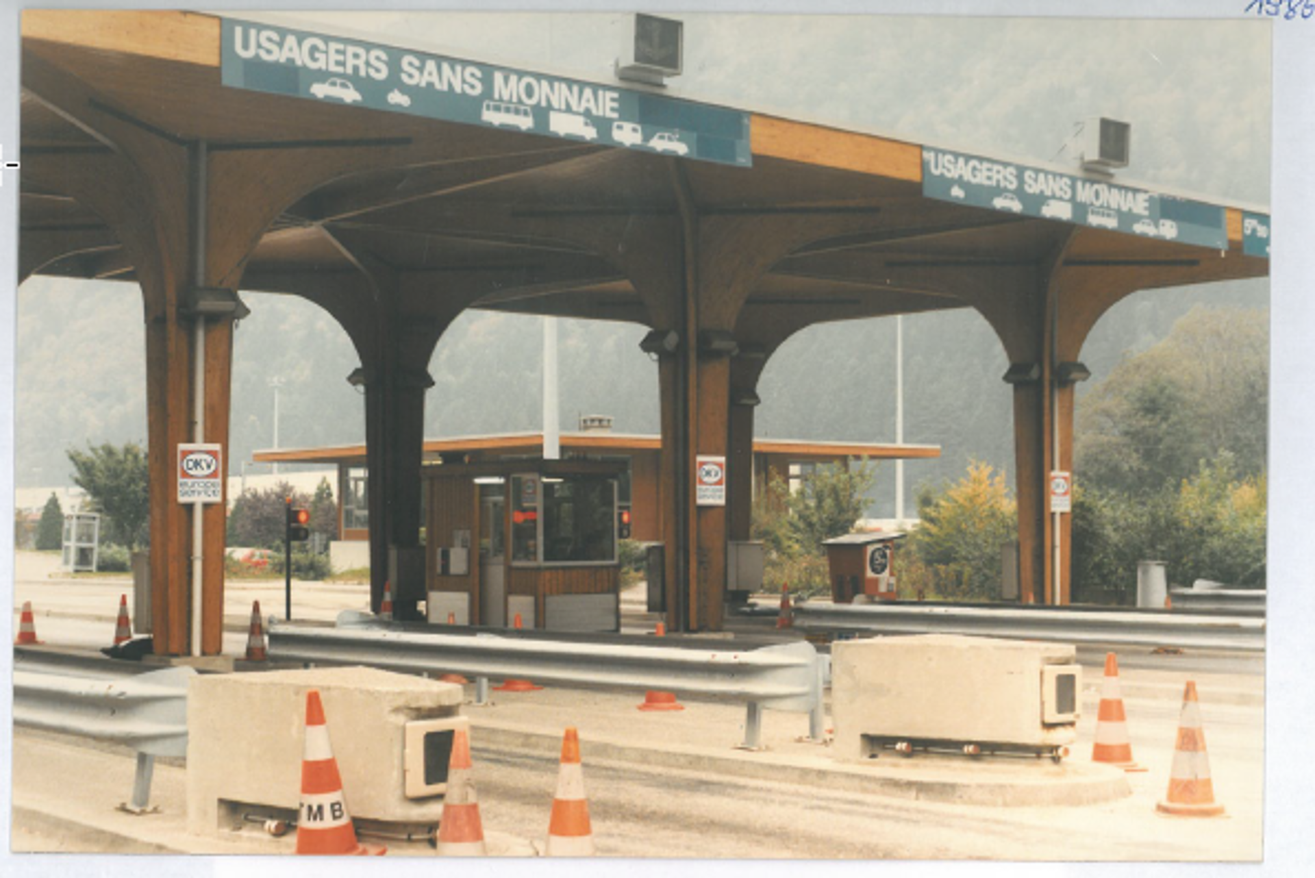 1990-toll-station