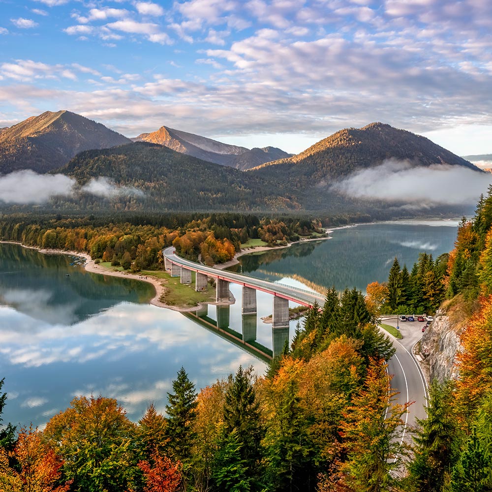 Berglandschaft mit Autobahn