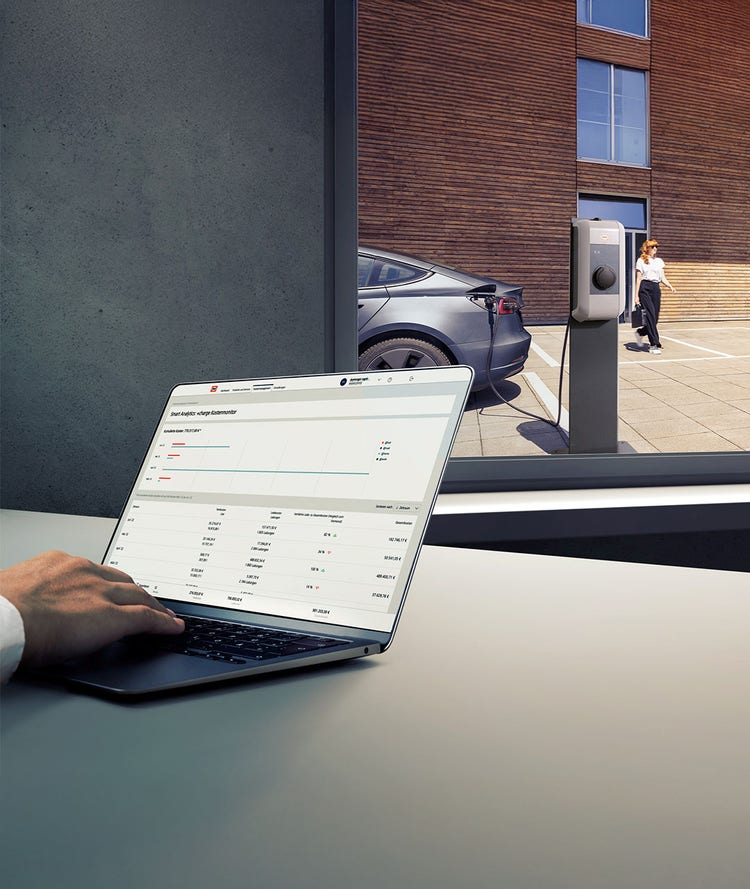 Zwei Männer an einem Verladehof