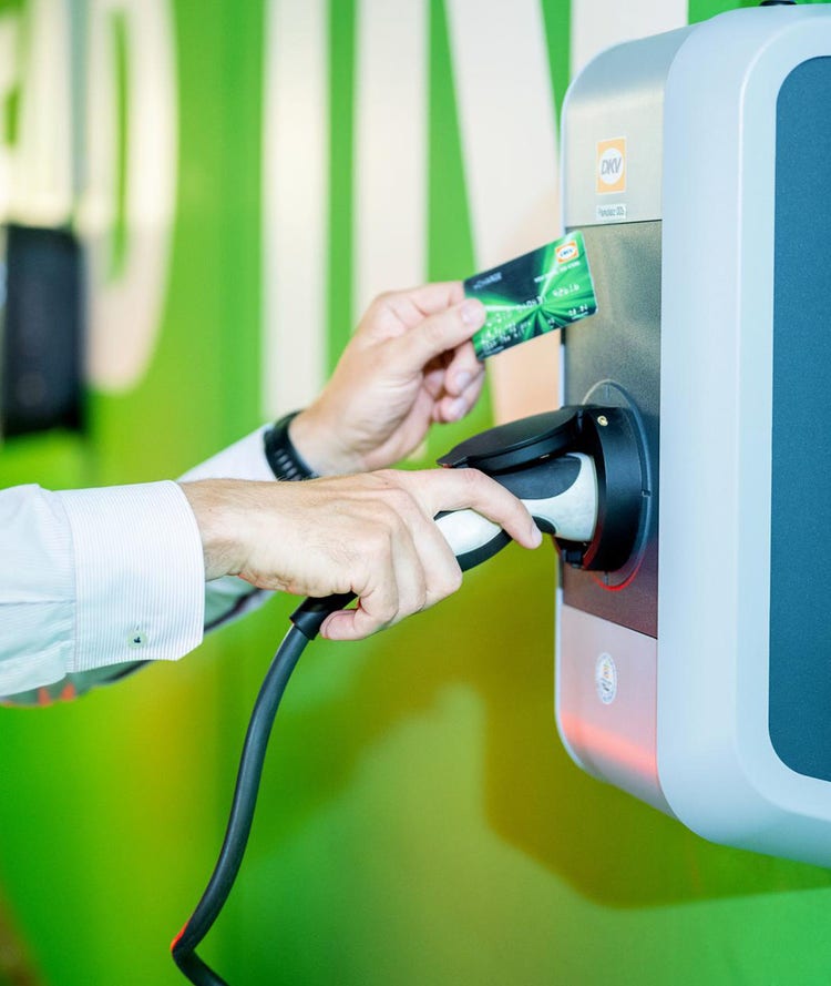 Zwei Männer an einem Verladehof