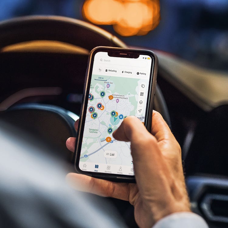Handy im Auto mit DKV Maps