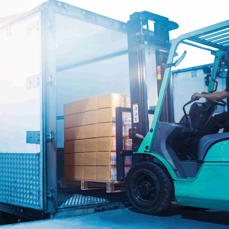 Zwei Männer an einem Verladehof