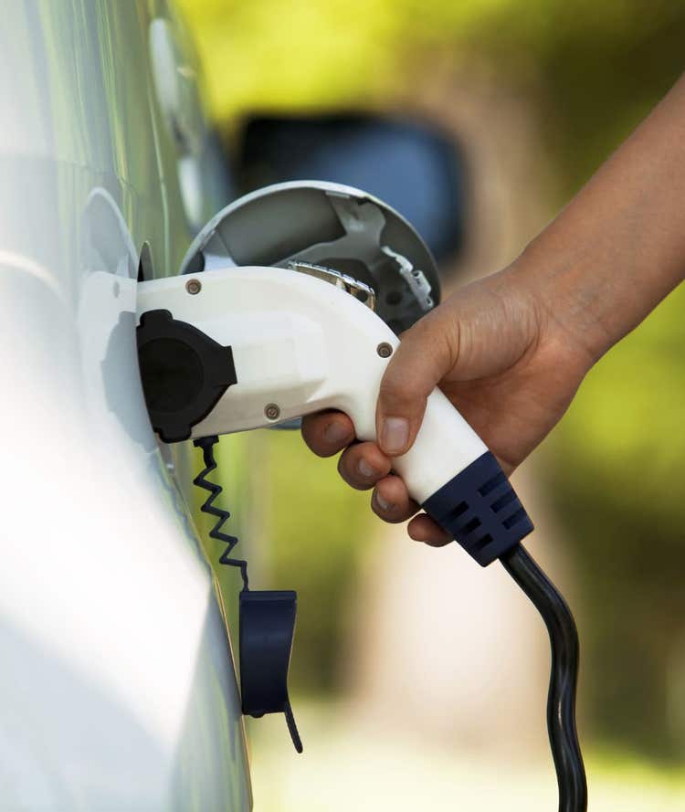 Zwei Männer an einem Verladehof