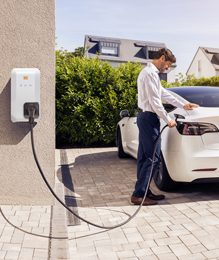 Zwei Männer an einem Verladehof