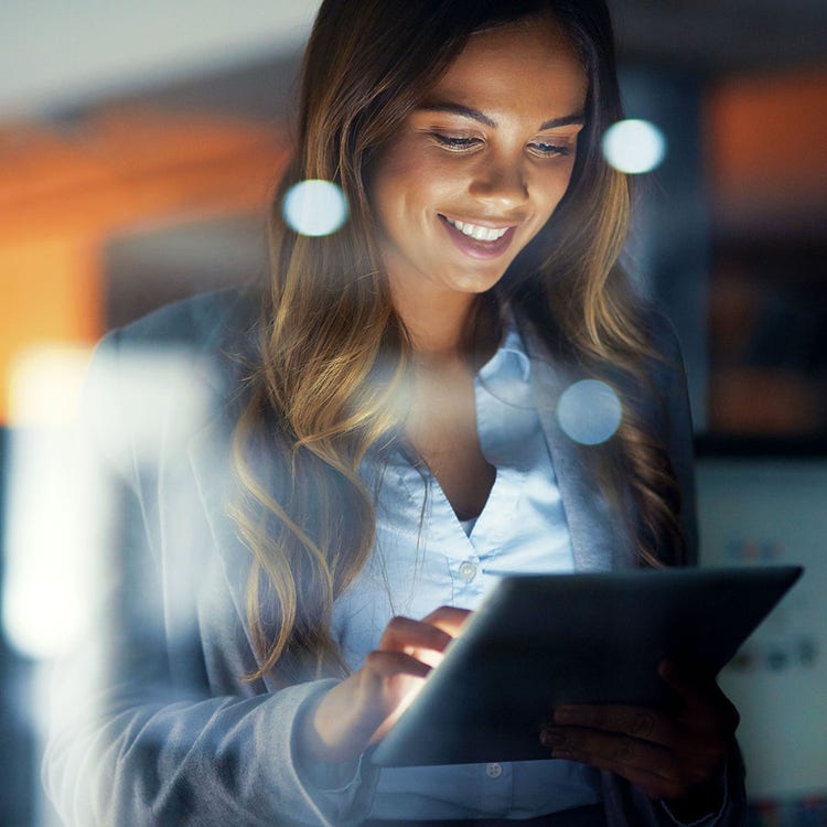 Zwei Männer an einem Verladehof