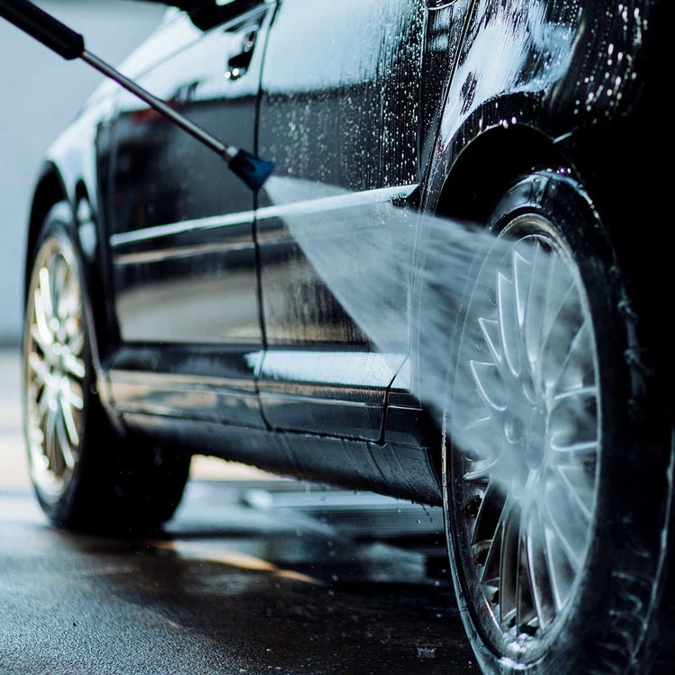 Zwei Männer an einem Verladehof