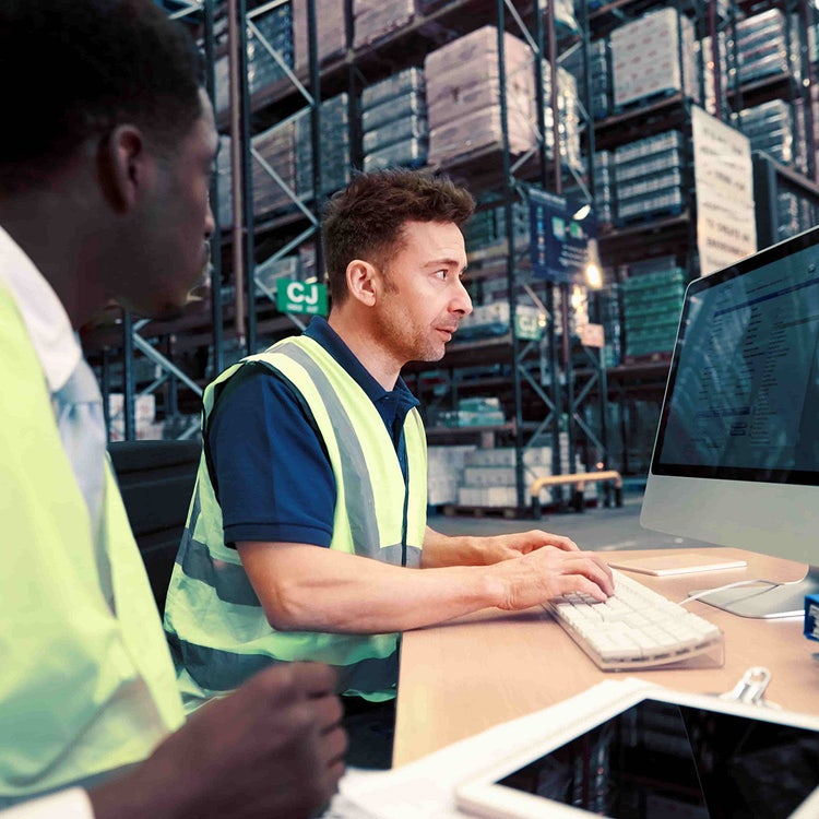 Zwei Männer an einem Verladehof