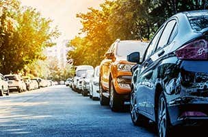 Ulice se zaparkovanými auty