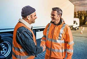 Dva muži si podávají ruce