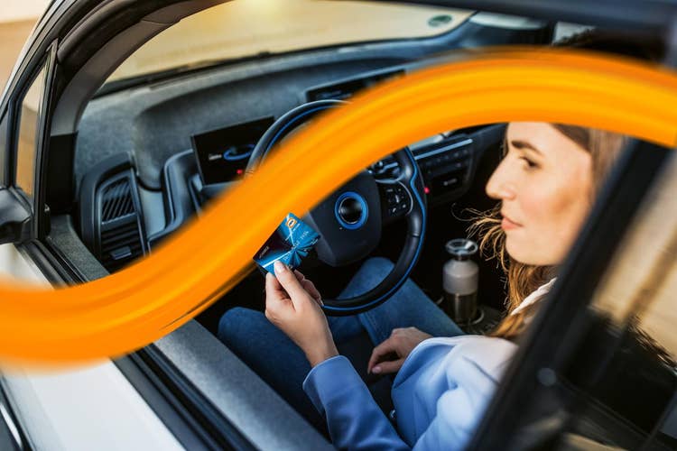 Tankovací karta DKV s příponou +Charge u dobíjecí stanice