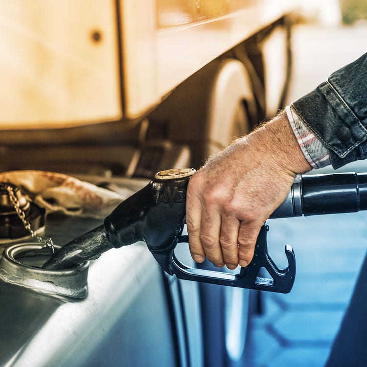 Zwei Männer an einem Verladehof