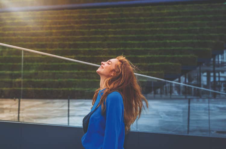 Weihnachtlich geschmückter Tisch mit Lichterketten