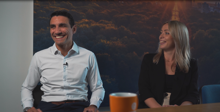 Weihnachtlich geschmückter Tisch mit Lichterketten