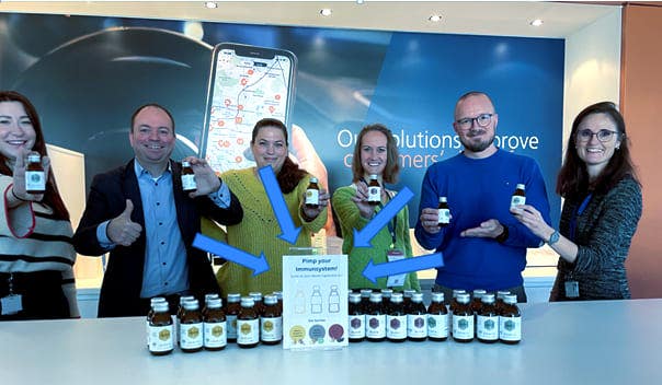 Menschen mit verschiedenen Sorten von Ingwershots