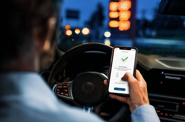 Mann hält Handy auf dem App&amp;Go function aktiv ist