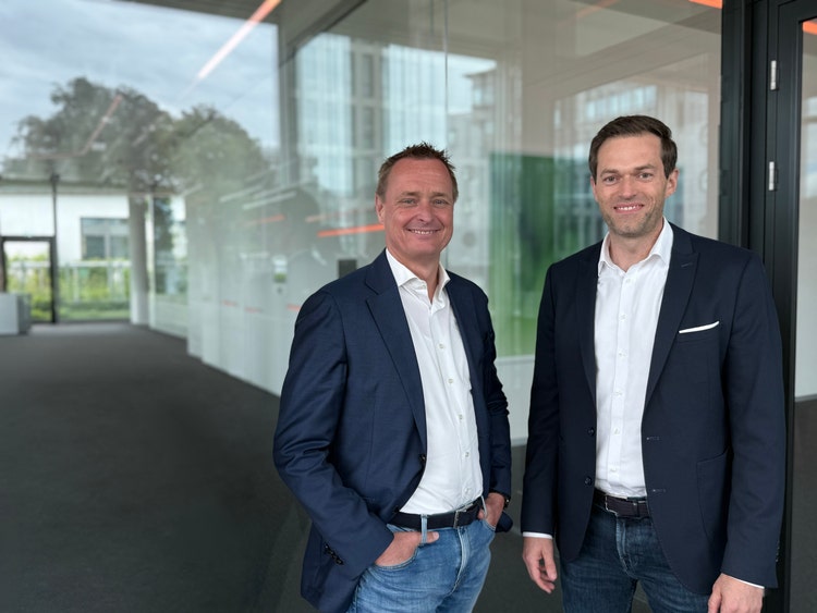 Remco Slik, CEO von MKB Brandstof (links), und Sven Mehringer, Managing Director bei DKV Mobility