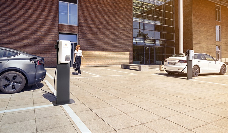 LKW am Ladesäule (eingesteckt)