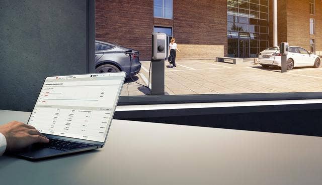 LKW am Ladesäule (eingesteckt)