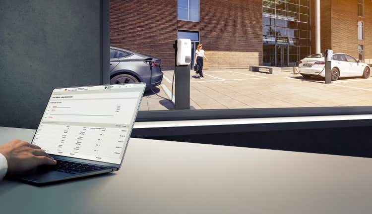 LKW am Ladesäule (eingesteckt)