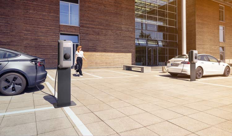 LKW am Ladesäule (eingesteckt)