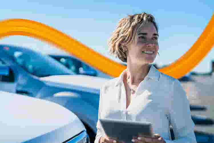 persoana care tine in mana o tableta cu aplicatia DKV