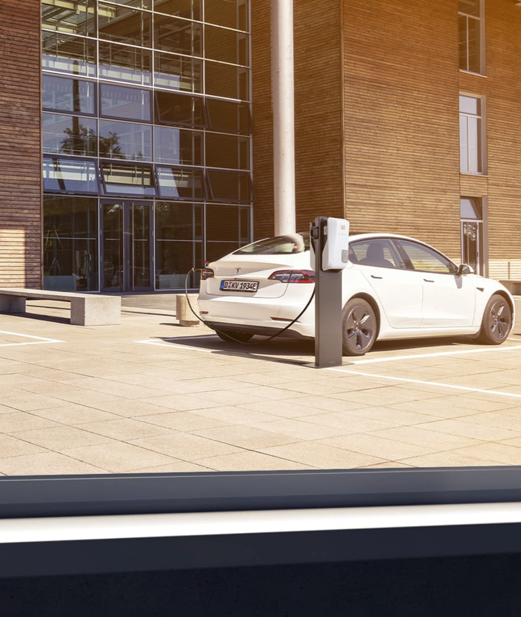 Zwei Männer an einem Verladehof