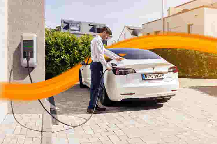 man charging his ecar outside on wallbox